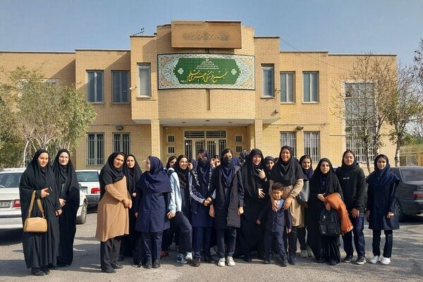 بازدید دانش‌آموزان از کتابخانه فرهنگسرای قلم در بهارستان‌دو