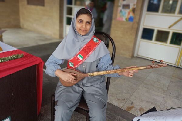 هم صدایی نسل آینده با انقلاب در مدرسه کودک مسلمان قرچک