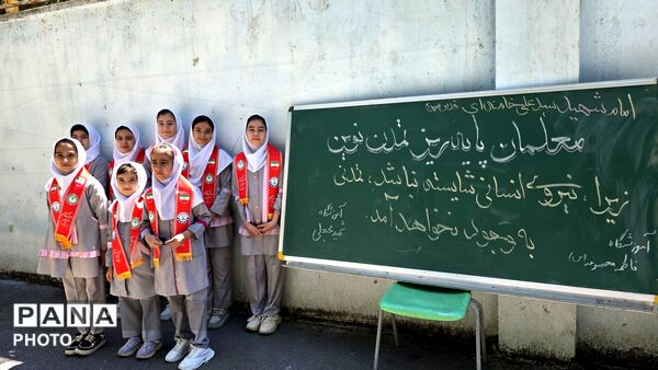 شکوه پاسداشت مقام معلم با حضور دانش‌آموزان و مسئولان آموزش و پرورش شهرستان نظرآباد