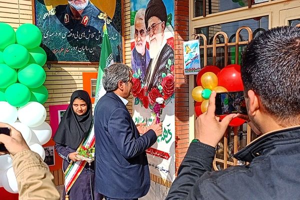 نواختن زنگ انقلاب در دبیرستان نمونه ایمان