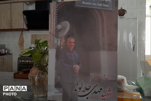 در خانه‌های روشن از یاد شهیدان، مدیر آموزش و پرورش شهرستان شهریار درس ایثار را مرور کرد