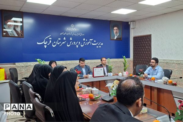 تجلیل از مدیران منتخب برگزارکننده دوره کوتاه‌مدت دوزبانه و مربیان مناطق کم برخوردار