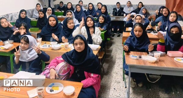 افطار در مدرسه دخترانه مهندس رحمانی فرد