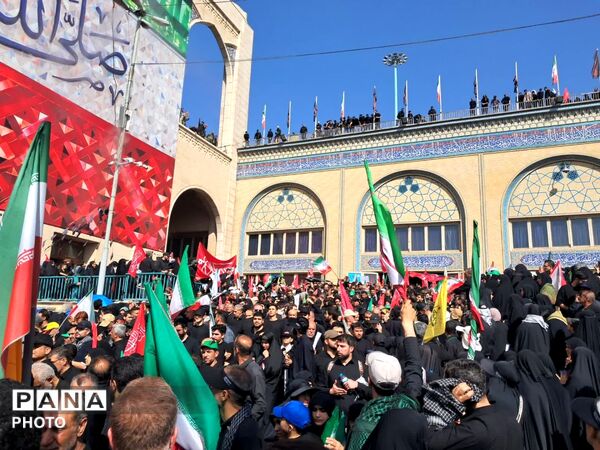  آخرین  وداع  ملت ایران با رهبر شهید در روز تشییع 