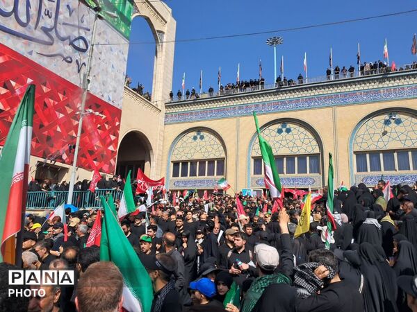  آخرین  وداع  ملت ایران با رهبر شهید در روز تشییع 