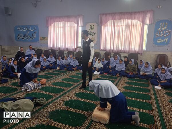 جلسه  آموزشی طرح ماهر سفیران سلامت در مدرسه بنت المهدی صدر ۲