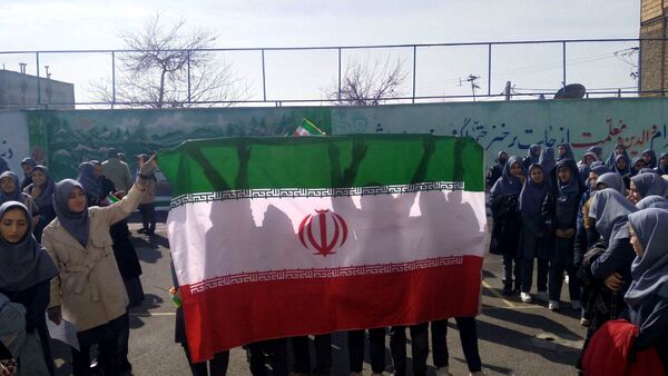 جلوه‌ای از همدلی و عشق به وطن در مدرسه والدین ۲ آناخاتون همزمان با زنگ انقلاب