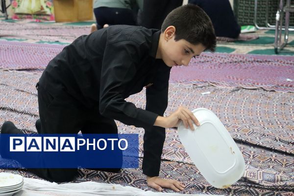 خادمی نوجوانان در عزاداری سید و سالار شهیدان در مشهد