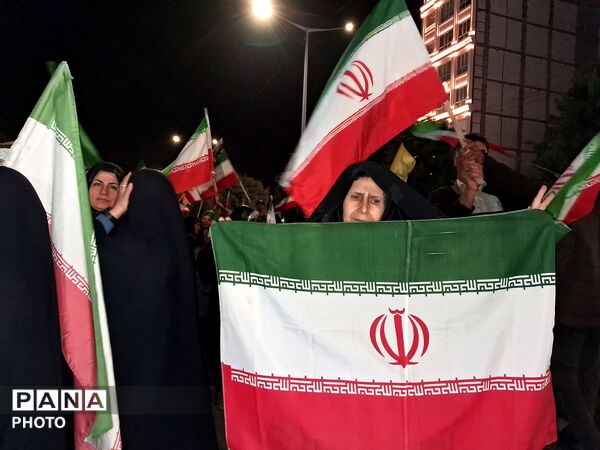 پنجاه و دو شب  در میدان پای کار ایران