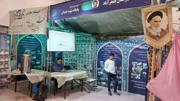 آماده‌سازی غرفه‌های نمایشگاه هفته دفاع مقدس استان قم