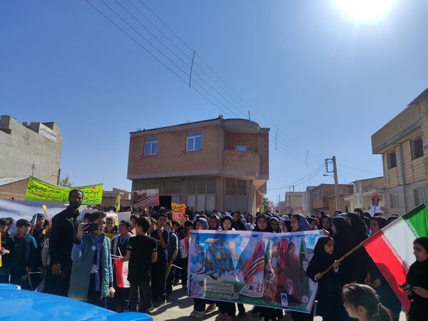 حضور گسترده دانش آموزان سورشجان در راهپیمایی ۱۳ آبان؛ فریاد ایستادگی در برابر استکبار جهانی