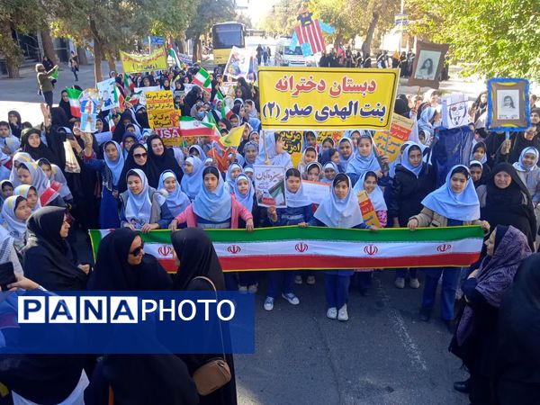 حضور پر شور دانش آموزان نیشابوری در راهپیمایی ١٣ آبان