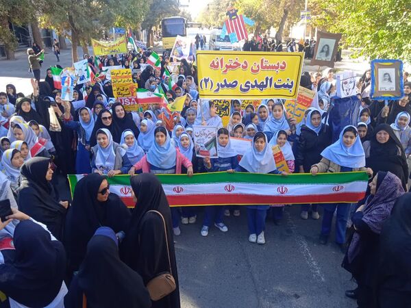 حضور پر شور دانش آموزان نیشابوری در راهپیمایی ١٣ آبان
