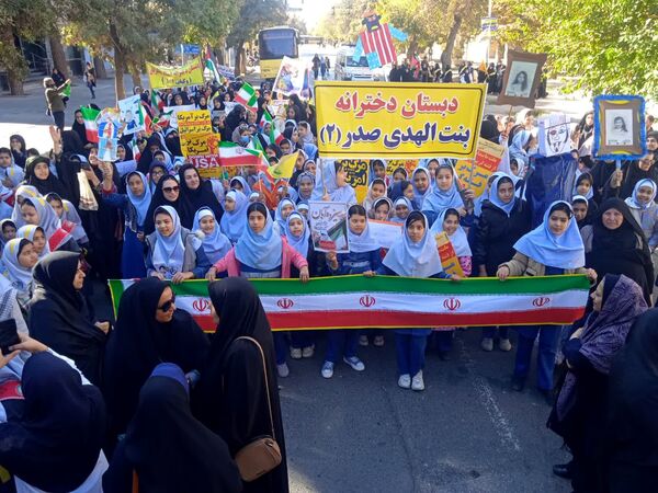 حضور پر شور دانش آموزان نیشابوری در راهپیمایی ١٣ آبان
