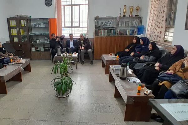 مراسم دهه فجر و برگزاری نمایشگاه دست‌سازهای دانش‌آموزی در دبستان شیخ کلینی