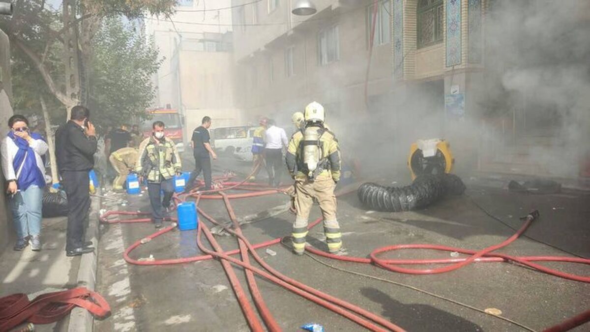 آتش سوزی انبار کالا در تهران؛ ۲ آتش نشان مصدوم شدند