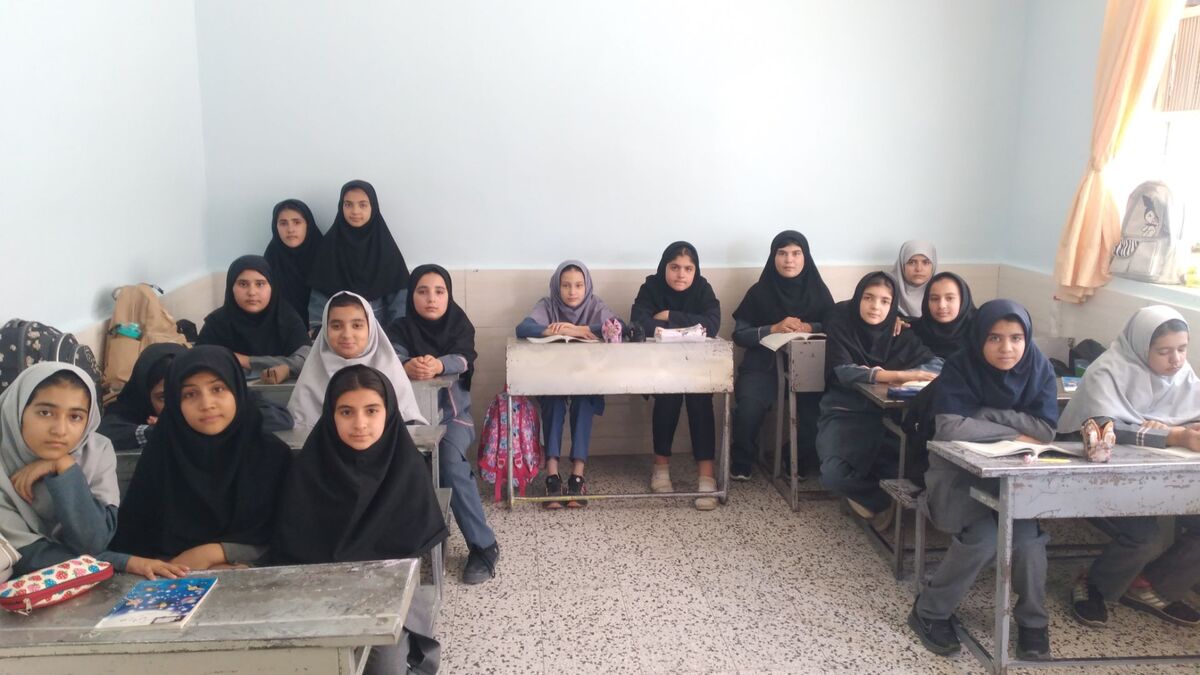 عکس یادگاری دانش آموز خبرنگار پانا دبستان شهید دیالمه روستای عشرت آباد،پایه ششم در کنار همکلاسی ها
