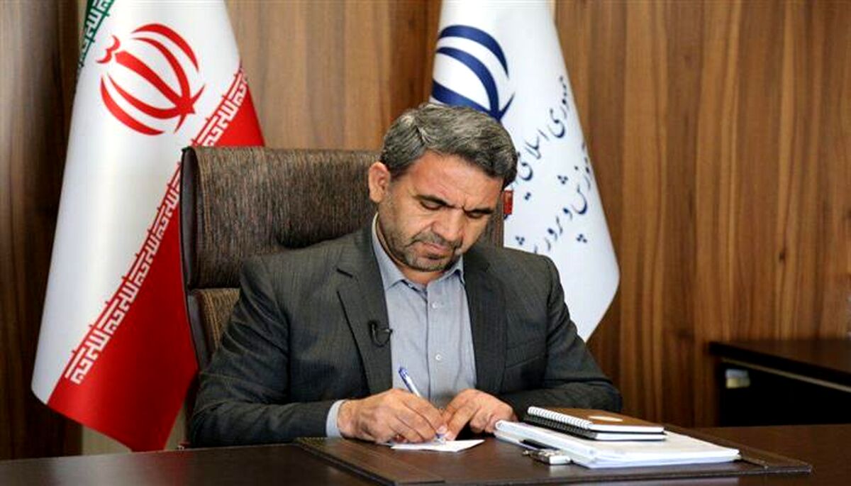 معلمان با وفاق ملی و دستان توانای خویش مشعل علم و دانش را برای اعتلای ایران فروزان بدارند