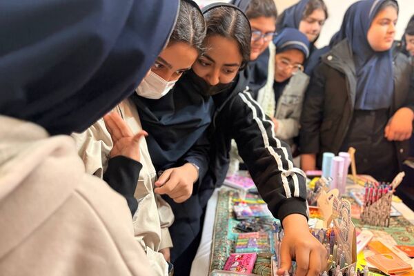 وقتی کتاب‌ها در مدرسه صف می‌کشند؛ استقبال پرشور دانش‌آموزان از نمایشگاه کتاب