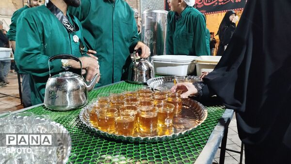 فعالیت چایخانه حضرت زهرا(س) در شب چهارم محرم 