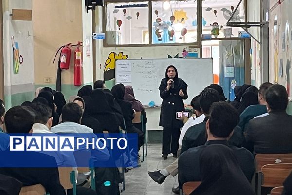 برگزاری کارگاه آموزشی اجتماعات یادگیری در دبستان پیامبر اکرم (ص) ناحیه دو شهرری 