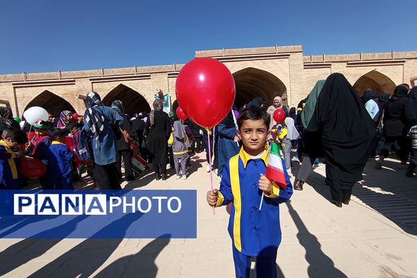 پیش دبستانی‌ها در زرقان تمرین استکبار ستیزی کردند 