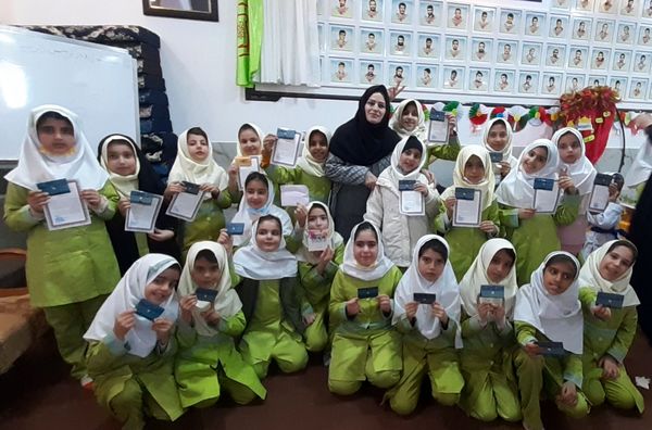 جشن انقلاب در دبستان شکوفه‌های انقلاب