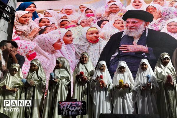 دختران «جان فدای ایران» در میدان امام خمینی(ره) ورامین 