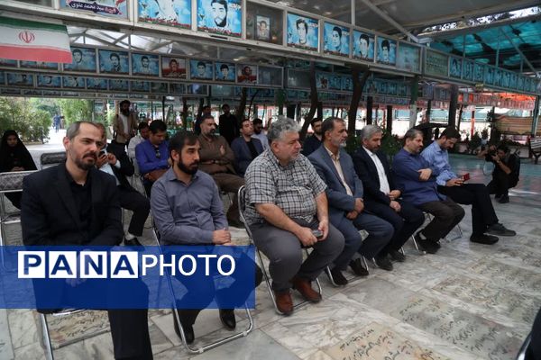 آیین غبارروبی مزار شهدا با حضور اصحاب رسانه در قم