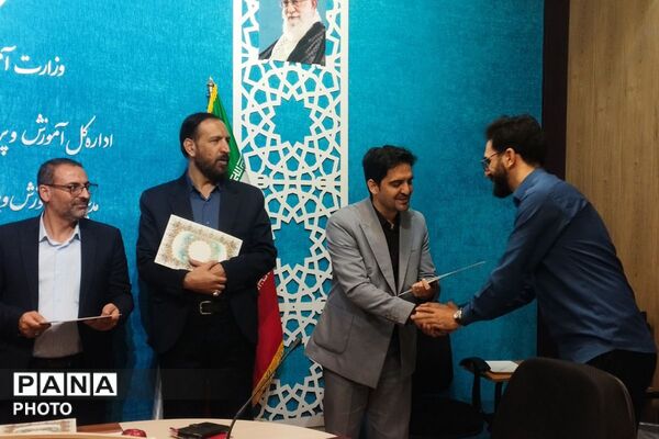 بزرگداشت هفته معلم و تقدیر از خدمات ارزنده مشاوران در بهارستان‌دو