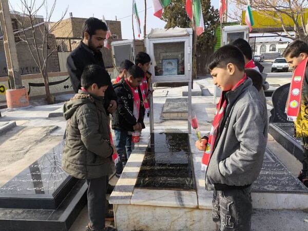 غبار روبی و تجدید بیعت با شهدا به مناسبت هفته معلم در فدافن