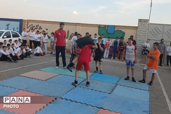 المپیاد درون‌مدرسه‌ای در مدرسه شهید کلاهدوز بهارستان‌دو