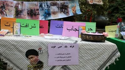 اهدای بسته فرهنگی و برپایی غرفه حجاب