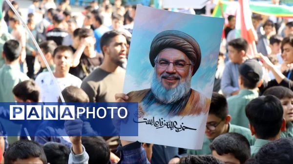  ادای احترام دانش‌آموزان و فرهنگیان شهرستان پاکدشت به مقام شامخ شهیدان مقاومت و شهید سید حسن نصرالله 