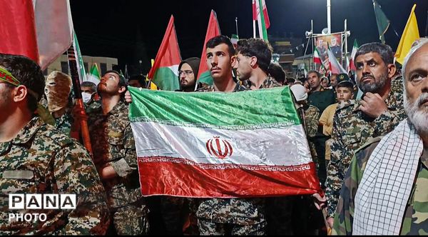 حضور بسیجیان فیروزآباد در میدان امام(ره)