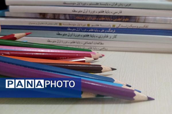 دبیرستان دخترانه بعثت۲ شهرک وایین در تدارک پروژه مهر با توزیع کتاب و لباس فرم