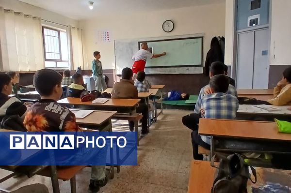 آموزش کمک‌های اولیه در مدرسه شهید فتوحی رباط‌کریم