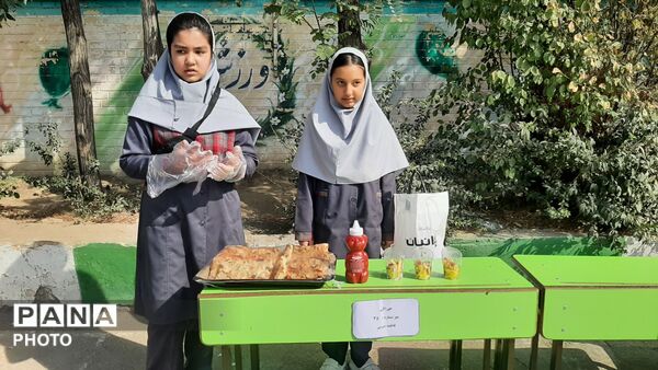 نمایش هنر و توانمندی دانش‌آموزان در بازارچه سالانه مدرسه نیایش