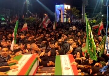استقبال با شکوه مردم شهرستان کوهدشت در شب سی و دوم  از پیکر شهیدان  والامقام (پرویز و جواد ضرونی )