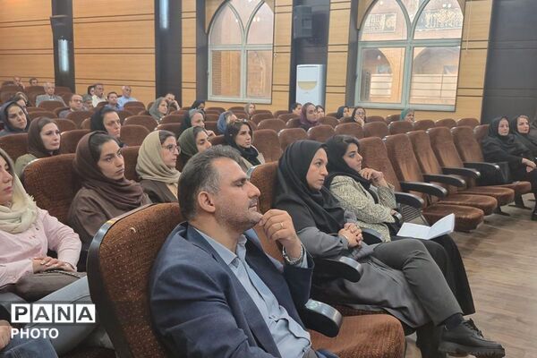 نخستین مجمع عمومی انجمن اولیا و مربیان فرزانگان ۲ شهریار