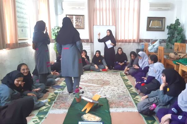 جلسه انس با قرآن و گفتمان دینی در دبیرستان فرزانگان قائمشهر