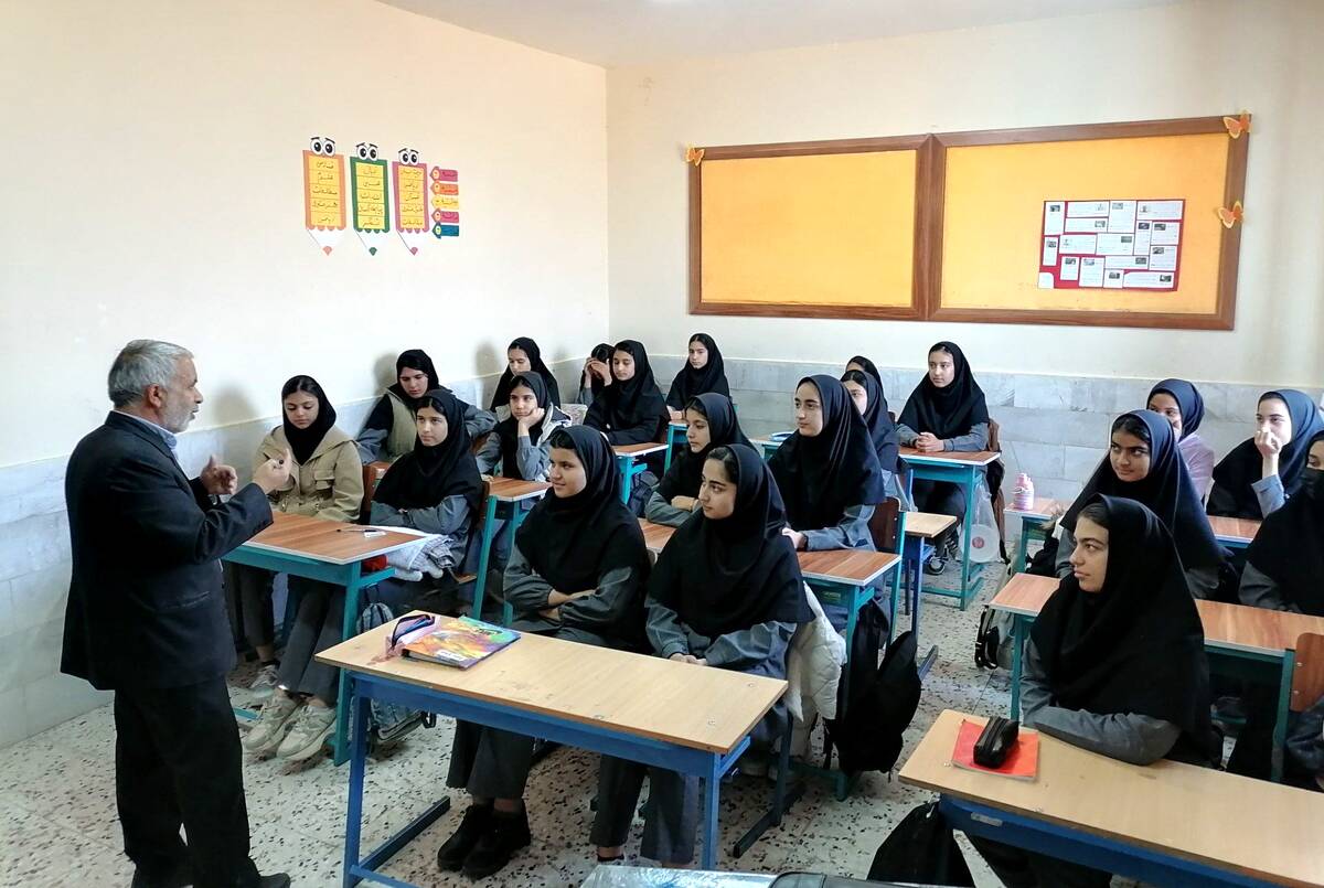 جلسه جهاد اسلامی حجاب و عفاف دختران در دبیرستان حاج مهدی روحانی شهرستان خلیل آباد 
