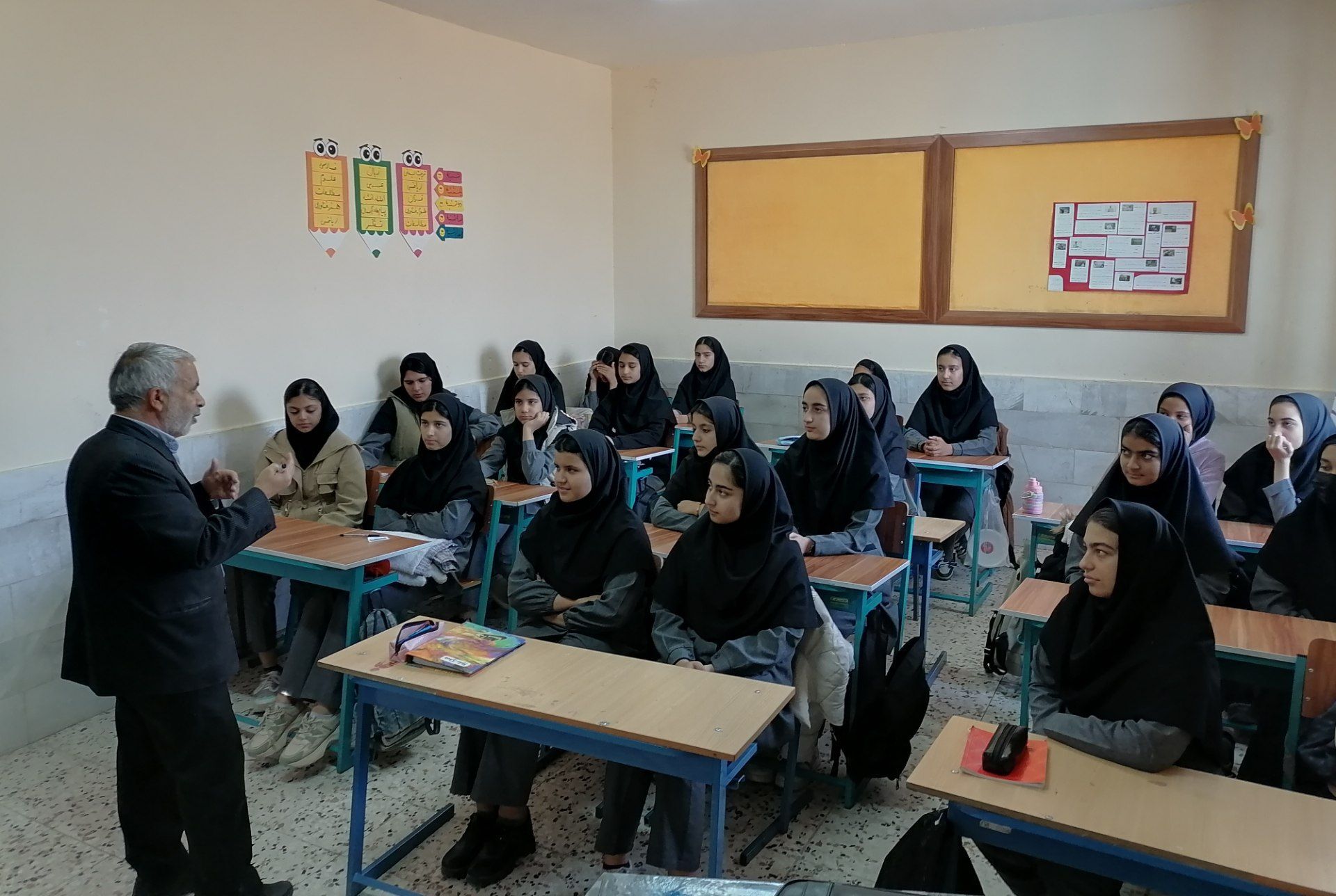 جلسه جهاد اسلامی حجاب و عفاف دختران در دبیرستان حاج مهدی روحانی شهرستان خلیل آباد 