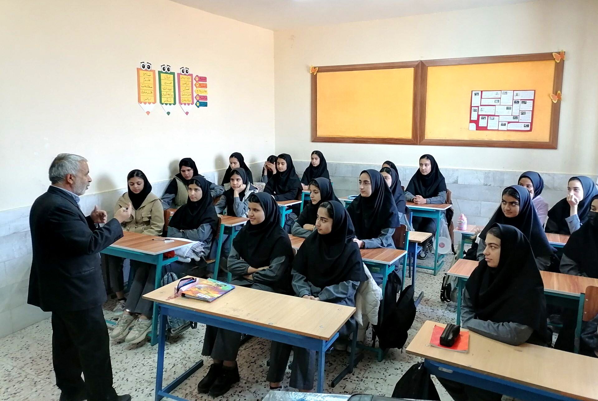 جلسه جهاد اسلامی حجاب و عفاف دختران در دبیرستان حاج مهدی روحانی شهرستان خلیل آباد 