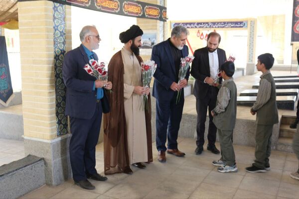 مدرسه باقرالعلوم (ع) فیروزکوه میزبان مراسم پرشور گلباران مزار شهدا با حضور مسئولان شد