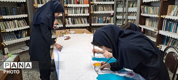 نقاشی همگانی با موضوع «ایرانِ قوی» در دبیرستان اهل‌البیت ناحیه 4 کرج 