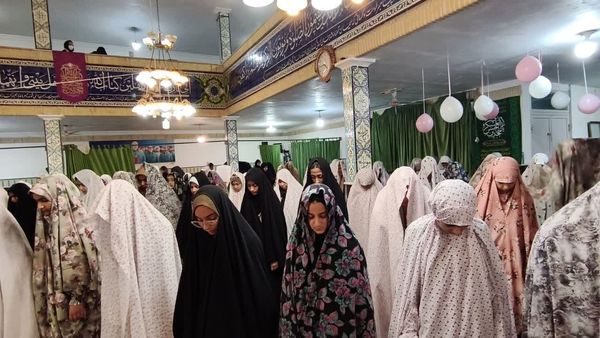 نوجوانان دختر در اعتکاف؛ لحظاتی سرشار از نماز و معنویت