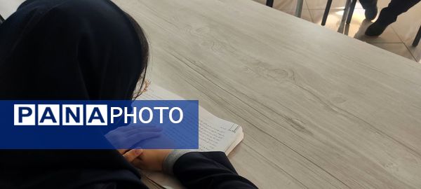 بازدید دانش‌آموزان دبیرستان امام حسین‌(ع) دوره دوم از کتابخانه عمومی شهر