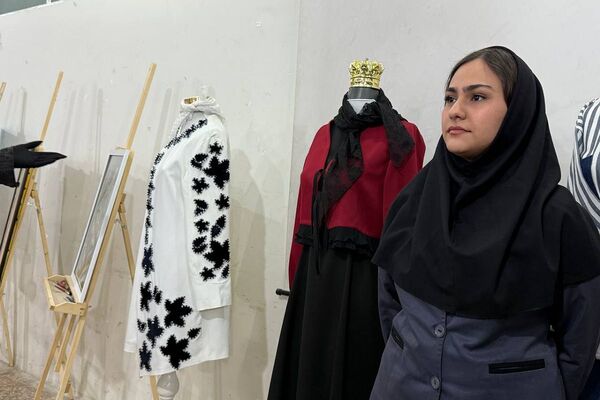 آیین افتتاحیه نمایشگاه هنری «ماها» در هنرستان شهید تاجیک بهارستان‌دو