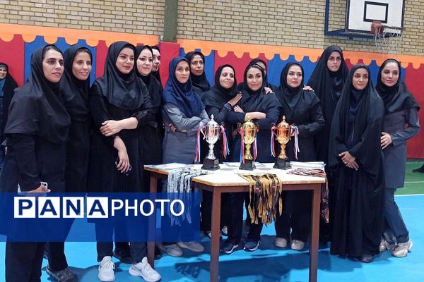 تقدیر از تیم های برتر مسابقات والیبال استانی شهرستانهای تهران در ری یک